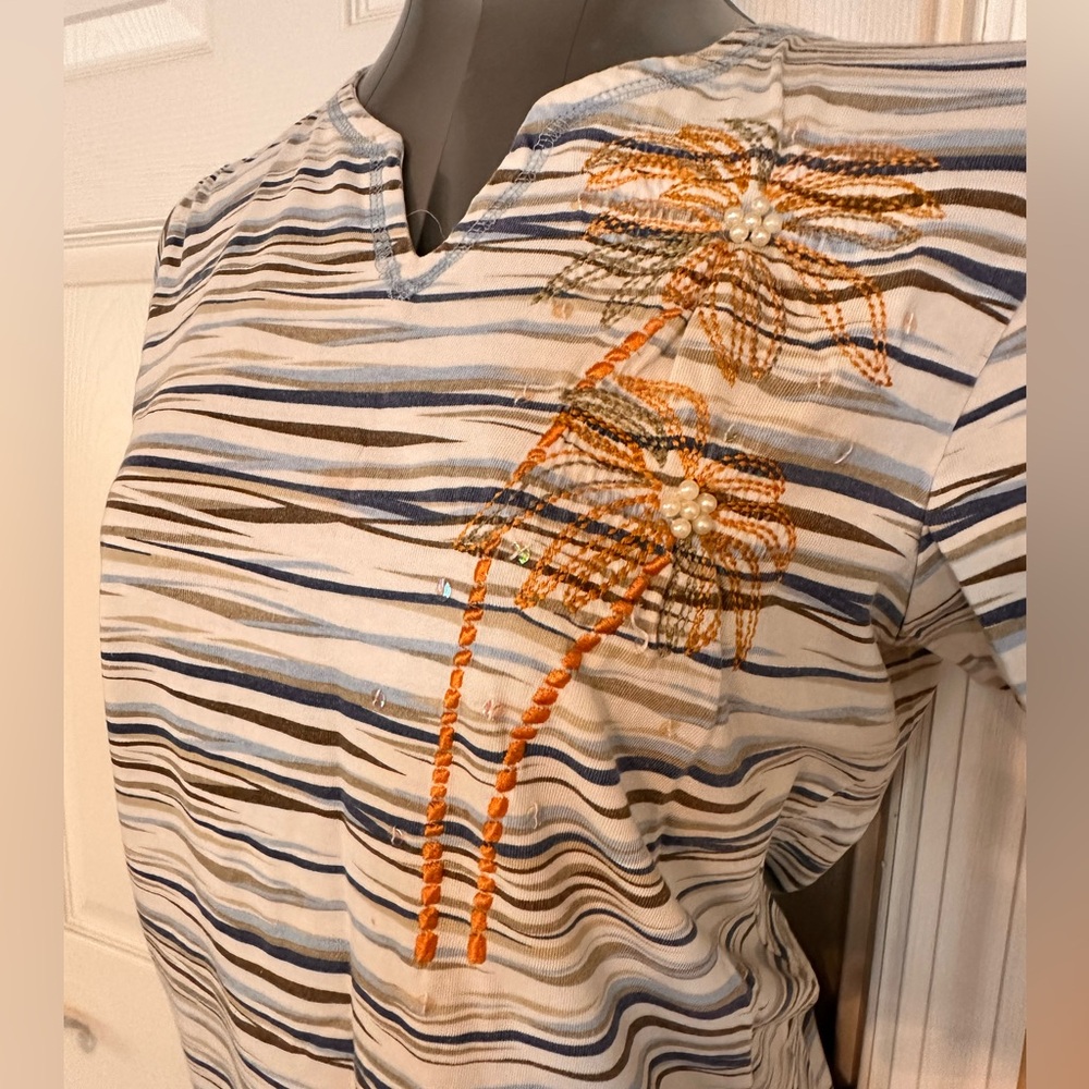 Gorgeous and fun palm tree tshirt for women.